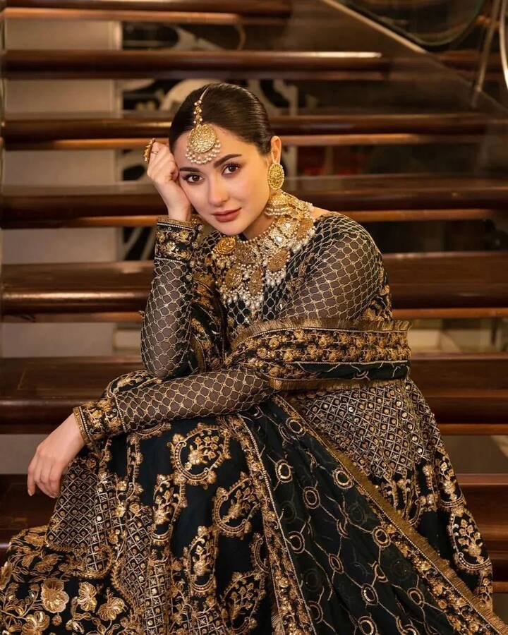 हानिया आमिर के ब्लैक अनारकली सूट की जितनी तारीफ की जाए कम है.आप भी इससे मिलता जुलता हेवी अनारकली सूट अपने निकाह पर पहन सकती हैं.