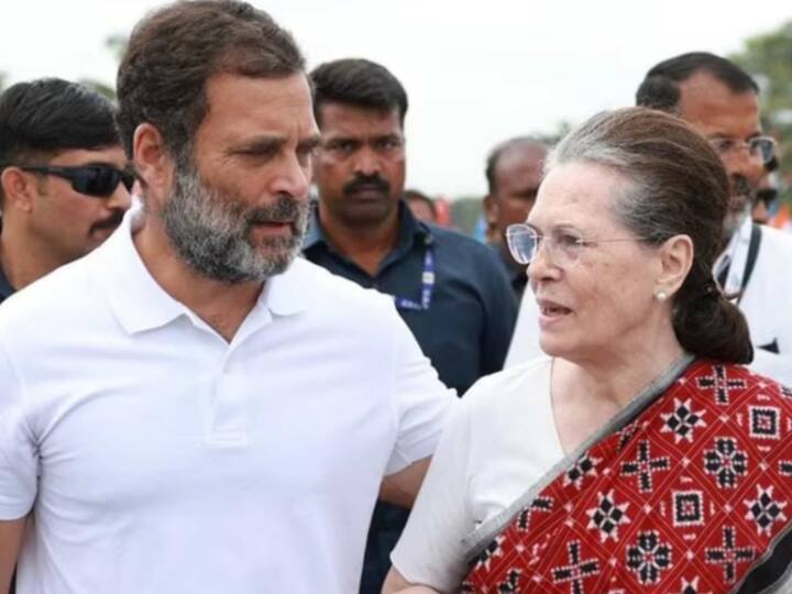 इस बार भी राहुल गांधी ने अपनी मां सोनिया गांधी के साथ सोशल मीडिया पर फोटो शेयर किया और उन्हें मदर्स डे विश किया.