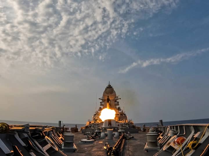 Brahmos supersonic cruise missile successfully test-fired from the Indian Navy's INS Mormugao Brahmos Supersonic Cruise Missile: नौसेना ने ब्रह्मोस सुपरसोनिक मिसाइल का किया सफल परीक्षण, समुद्र में भारत की ताकत का लहराया परचम