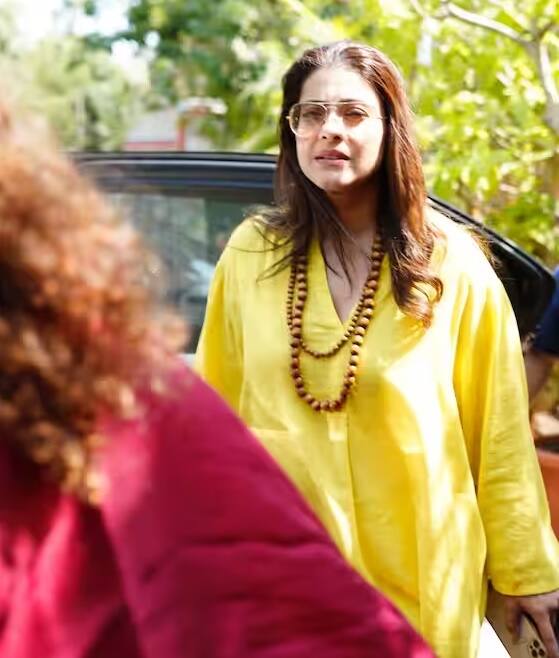 Kajol Photos: एक्ट्रेस काजोल ने सरेआम किसकी सैंडल उठाई? Kajol Photos: एक्ट्रेस काजोल ने सरेआम किसकी सैंडल उठाई?