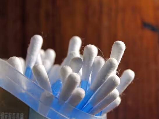 how-to-clean-ear-know-why-you-should-not-clean-your-ears-with-cotton-buds ਕੀ ਤੁਹਾਨੂੰ Cotton Swab ਨਾਲ ਆਪਣੇ ਕੰਨ ਕਰਨੇ ਚਾਹੀਦੇ ਸਾਫ ? ਪੜ੍ਹੋ ਜਵਾਬ