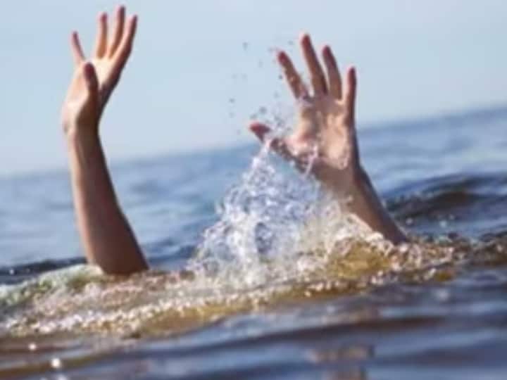 juhu chowpatty four children drowned four were rescued juhu accident case Juhu Accident : जुहू चौपाटीवर पोहायला गेलेल्या आठ मुलांपैकी चार जण बुडाले, चार जणांना वाचवण्यात यश