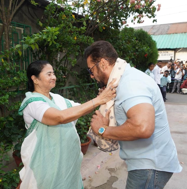 সম্প্রতি একটি শোয়ে এসে সলমন খান বলেছিলেন, 'আমার পক্ষে এখন রাস্তায় সাইকেল চালিয়ে একা কোথাও যাওয়া সম্ভব নয়। তার চেয়েও বড় কথা, এখন আমার এই সমস্যা হচ্ছে যে, আমি যখন ট্রাফিকের মধ্যে থাকি, তখন সেখানে এত নিরাপত্তা নিয়ে চলাফেরা করা সম্ভব নয়।  আমার নিরাপত্তা অন্যদের অসুবিধার সৃষ্টি করে। ফলে আমাকে খুব সাবধানে থাকতে হবে, খুব সতর্ক থাকতে হবে।'