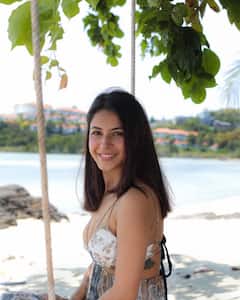 वेकेशन के लिए फुकेट पहुंचीं Shehnaaz Gill, बीच पर ऐसे मस्ती करती दिखीं एक्ट्रेस