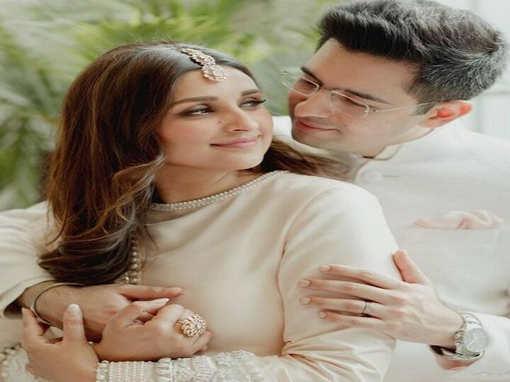 Parineeti Chopra Raghav Chadha Net Worth: परिणीति चोपड़ा और राघव चड्ढा ने कल दिल्ली स्थित कनॉट प्लेस के कपूरथला हाउस में एक दूसरे के साथ सगाई कर ली. इस फंक्शन में परिवार और खास दोस्त मौजूद थे.