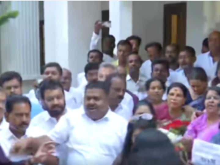 Karnataka Assembly Election 2023:  DK Shivakumar supporters as Cong MLAs go into huddle over CM race amidst Congress meeting in Bengaluru Karnataka Election 2023: समर्थकों ने लगाए 'वी वॉन्ट... डीके शिवकुमार एज सीएम' के नारे, कर्नाटक के सीएम चुनाव पर कांग्रेस कर रही बैठक
