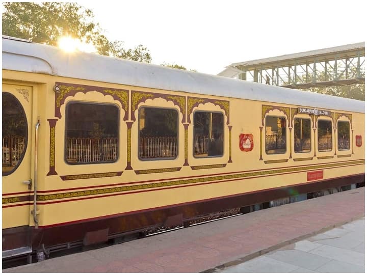 पैलेस ऑन व्हील्स नॉर्मल ट्रेन की तरह एक स्थान से दूसरे स्थान तक पहुंचाती नहीं है. यह एक पूरा टूर पैकेज होता है, जिसमें आपका रहना खाना, घूमना शामिल होता है.