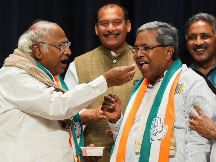 चुनाव के नतीजे 13 मई को घोषित किए गए. जिसमें कांग्रेस ने 135 सीटें जीतकर एकतरफा जीत हासिल की है.