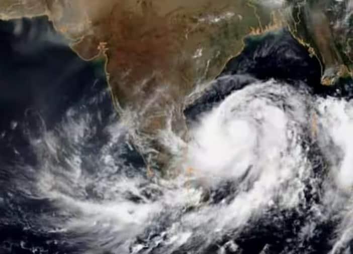 cyclone mocha hits bangladesh myanmar  cyclone mocha:  બાંગ્લાદેશ-મ્યાનમારના તટ પર ટકરાયું ચક્રવાત ‘મોકા’,  195 કિમીની ઝડપે પવન ફૂંકાયો