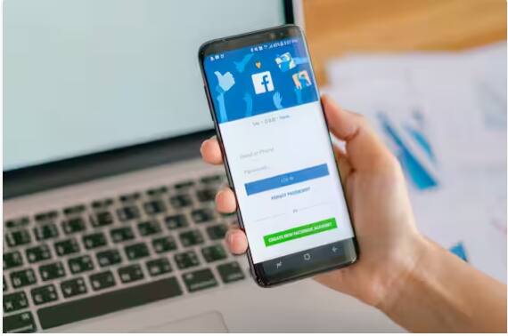 ਫੇਸਬੁੱਕ ਬਣਾਉਣ ਤੋਂ ਪਹਿਲਾਂ ਜ਼ੁਕਰਬਰਗ ਨੇ ਆਪਣੇ ਕਾਲਜ ਦੇ ਦਿਨਾਂ ਦੌਰਾਨ ਫੇਸਮਾਸ ਨਾਂ ਦੀ ਵੈੱਬਸਾਈਟ ਲਾਂਚ ਕੀਤੀ ਸੀ। ਫੇਸਬੁੱਕ ਦੀ ਸ਼ੁਰੂਆਤ 2004 ਵਿੱਚ ਹੋਈ ਸੀ। ਅੱਜ ਇਹ ਦੁਨੀਆ ਵਿੱਚ ਸਭ ਤੋਂ ਵੱਧ ਵਰਤੀ ਜਾਣ ਵਾਲੀ ਐਪ ਹੈ।