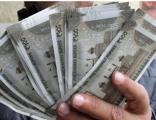 ਕਿੰਨੀ ਵਧੇਗੀ ਤਨਖਾਹ : ਜਦੋਂ ਸੱਤਵਾਂ ਤਨਖਾਹ ਕਮਿਸ਼ਨ ਲਾਗੂ ਹੋਇਆ ਤਾਂ ਮੁਲਾਜ਼ਮਾਂ ਦੀ ਘੱਟੋ-ਘੱਟ ਤਨਖਾਹ 6 ਹਜ਼ਾਰ ਰੁਪਏ ਸੀ ਪਰ ਉਸ ਤੋਂ ਬਾਅਦ ਘੱਟੋ-ਘੱਟ ਤਨਖਾਹ 18 ਹਜ਼ਾਰ ਰੁਪਏ ਹੋ ਗਈ। ਫਿਟਮੈਂਟ ਫੈਕਟਰ ਬੇਸਿਕ ਤਨਖ਼ਾਹ ਦਾ 2.57 ਗੁਣਾ ਤੈਅ ਕੀਤਾ ਗਿਆ ਹੈ ਪਰ ਮੁਲਾਜ਼ਮਾਂ ਵੱਲੋਂ ਇਸ ਨੂੰ 3 ਗੁਣਾ ਵਧਾਉਣ ਦੀ ਮੰਗ ਕੀਤੀ ਜਾ ਰਹੀ ਹੈ। ਫਿਟਮੈਂਟ ਫੈਕਟਰ ਵਿੱਚ ਤਿੰਨ ਗੁਣਾ ਵਾਧੇ ਨਾਲ ਕਰਮਚਾਰੀਆਂ ਦੀ ਘੱਟੋ-ਘੱਟ ਤਨਖਾਹ 26,000 ਰੁਪਏ ਹੋ ਜਾਵੇਗੀ।