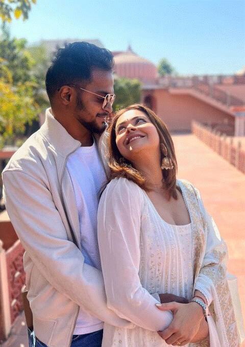 एका नेटकऱ्यानं द केरळ स्टोरी या चित्रपटाबाबत एक ट्वीट शेअर केले. या ट्वीटला अभिनेत्री   देवोलीनानं  (Devoleena Bhattacharjee) दिलेल्या रिप्लायनं अनेकांचे लक्ष वेधले आहे.