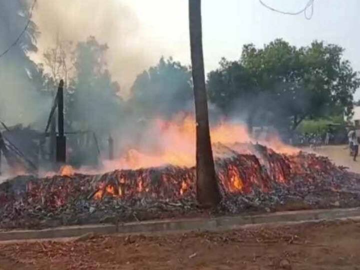 Jaggery factory huts set on fire in namakkal Namakkal: வெல்ல ஆலை குடிசைகளுக்கு தீ வைப்பு.. வடமாநில தொழிலாளர்கள் 3 பேர் படுகாயம்.. என்ன நடந்தது?