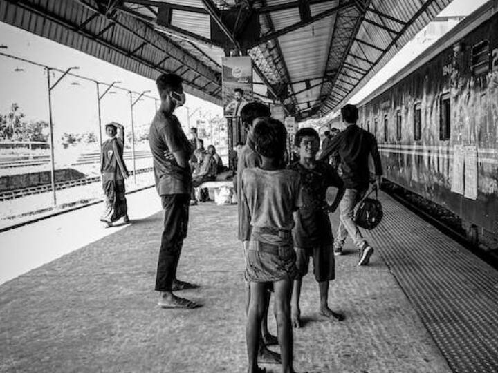 आमतौर पर रेलवे स्टेशन पर दिन के समय काफी चहल-पहल रहती है, लेकिन दिन में कोई ट्रेन न होने की वजह से यहां दिन में यात्री दिखते तक नही हैं.