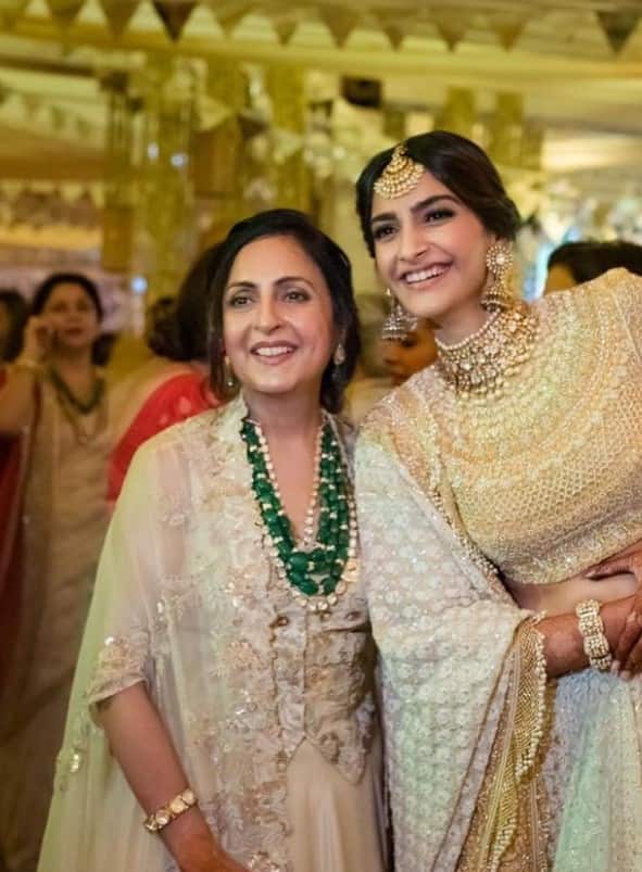 एक्ट्रेस सोनन कपूर ने भी मदर्स डे पर अपनी सासू मां के साथ प्यारी तस्वीर शेयर की है.
