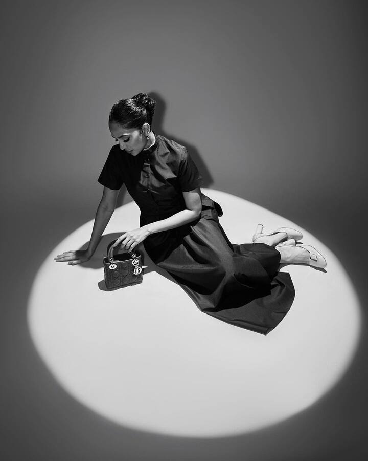 శోభిత సినిమాలతో కన్నా నాగచైతన్యతో డేటింగ్ చేస్తోందనే రూమర్స్ తోనే ఎక్కువ పాపులారిటీ సంపాదించుకుంది. చైతూతో కలిసి చెట్టాపట్టాలు వేసుకుని తిరుగుతోందంటూ ఫొటోస్ వైరల్ అవుతున్నాయి..