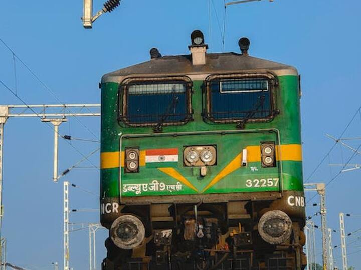 दिन के समय यह स्टेशन पूरा का पूरा सुनसान पडा रहता है. दिन के समय यहां यात्रियो की आवाजाही कम ही रहती है.