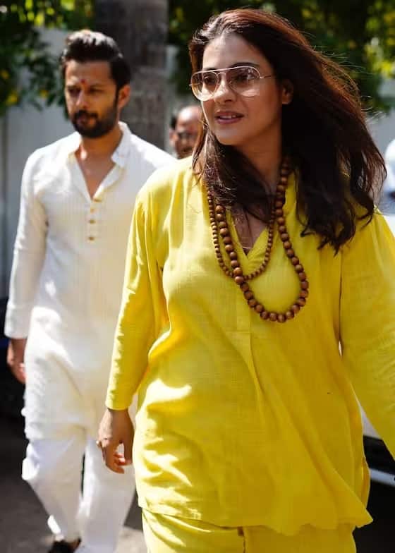 Kajol Photos: एक्ट्रेस काजोल ने सरेआम किसकी सैंडल उठाई? Kajol Photos: एक्ट्रेस काजोल ने सरेआम किसकी सैंडल उठाई?