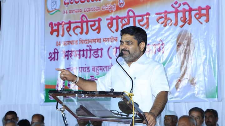 कर्नाटकमध्ये विधानसभा निवडणुकीत विजय मिळवल्यानंतर कोल्हापूर जिल्हा काँग्रेसकडून शिवाजी चौकात साखर-पेढे वाटून आनंदोत्सव साजरा करण्यात आला.