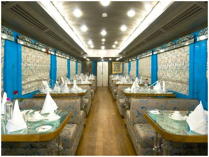 पैलेस ऑन व्हील्स में 7 रात का टूर होता है. इसमें हर पर्सन के हिसाब से पैकेज बुक करना होता है और केबिन के हिसाब से किराया लगता है. ये किराया 10 लाख रुपये तक है.