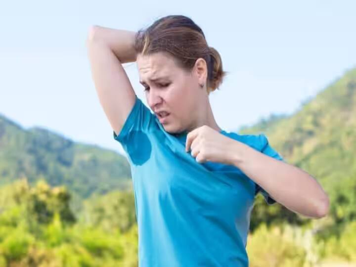 home tips of summer sweating health tips lifstyle news Summer Sweating Tips: उन्हाळ्यातील घामाच्या वासामुळे त्रस्त आहात? 'या' टीप्सचा करा वापर, तुम्हाला परफ्युमचीही पडणार नाही गरज