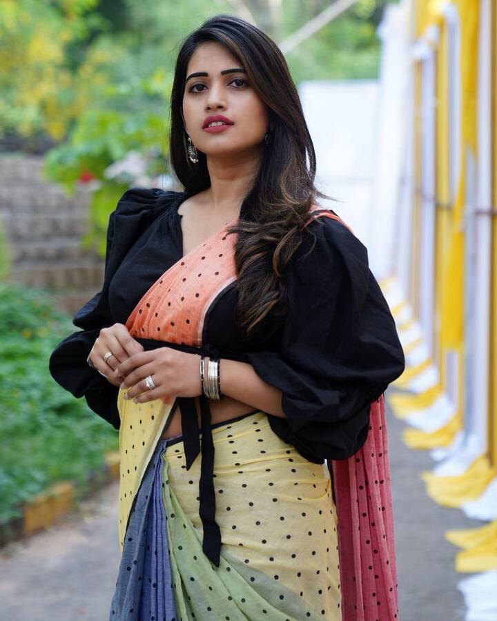 ఇంద్రధనుస్సులాంటి రంగుల్లో అందంగా మెరిసిపోతోంది స్రవంతి.