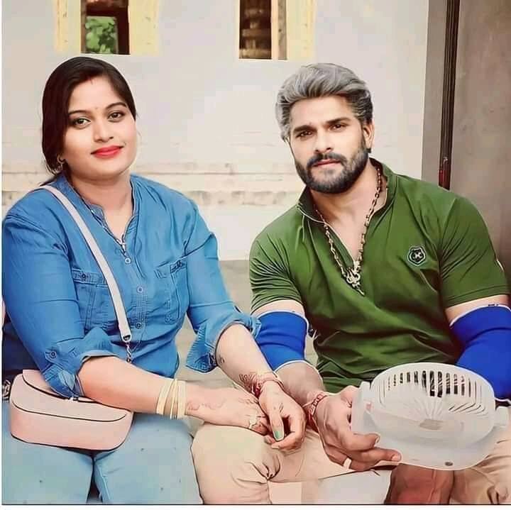 खेसारी लाल यादव ने कहा कि -40 लड़कियों के साथ काम किया है सबके साथ कुछ होता तो दिक्कत नहीं होती क्या... एक्टर ने आगे कहा कि मैं अपनी बीवी से बेशुमार प्यार करता हूं.