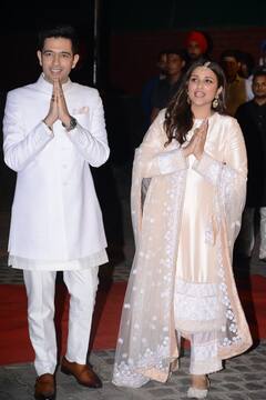 Parineeti Chopra सगाई के बाद Raghav Chadha का हाथ थामें आईं मीडिया के सामने, शर्माते हुए दिया पोज, देखें रोमांटिक तस्वीरें