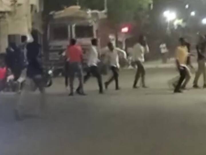 Maharashtra: महाराष्ट्र के अकोला में तनाव, पथराव के बाद कई गाड़ियों को फूंका, शहर में धारा 144 लागू Akola Violence between two groups over a minor dispute Section 144 imposed in the city Maharashtra Maharashtra: महाराष्ट्र के अकोला में तनाव, पथराव के बाद कई गाड़ियों को फूंका, शहर में धारा 144 लागू