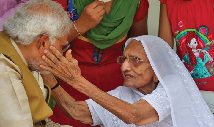 આજે મધર્સ ડેની ઉજણવણી થઇ રહી છે. માની મમતાને નવાજતો આ દિવસ ખાસ માતૃશક્તિને સમર્પિત છે. માતા અને સંતાનના પ્રેમને શબ્દમાં વ્યક્ત ન કરી શકાય, આવો જ કંઇક અદભૂત પ્રેમ PM મોદી- હીરા બા વચ્ચે હતો.