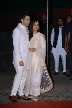 Parineeti-Raghav की सगाई में बहन Priyanka Chopra ने फैमिली के साथ दिए पोज, Inside Photos की शेयर