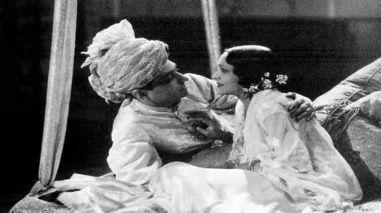 devika-rani-himanshu-rai-featured-first-ever-kissing-in-bollywood-movie ਪਰਾਣੇ ਜ਼ਮਾਨੇ ਦੇ ਇਨ੍ਹਾਂ ਦੋ ਸੁਪਰਸਟਾਰਜ਼ ਨੇ ਫਿਲਮਾਇਆ ਸੀ ਬਾਲੀਵੁੱਡ ਦਾ ਪਹਿਲਾ ਕਿਸਿੰਗ ਸੀ, ਹੋਇਆ ਸੀ ਖੂਬ ਹੰਗਾਮਾ