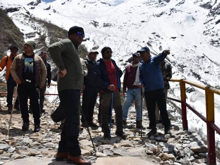 Hema Kund Sahib Yatra DM Himanshu Khurana walked 18 kilometer instructed about security ann Hemkund Sahib Yatra: हेमकुण्ड साहिब यात्रा शुरू होने से पहले 18 किलोमीटर पैदल चले DM, व्यवस्था का जायजा लेकर दिए कड़ी सुरक्षा के निर्देश