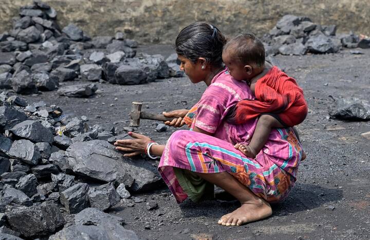 আনা জারভিস নামে এক মার্কিন মহিলা তাঁর প্রয়াত মাকে শ্রদ্ধা জানাতে এমন একটি দিনের কথা ভাবেন। তিনিই সিদ্ধান্ত নিয়েছিলেন বিশ্বের সব মায়েদের কথা ভেবেই ওই দিনটি আলাদা করে স্মরণ করা হবে। তারপরে ১৯০৮ সালে মে মাসের এই দিনটিতে মাদার্স ডে হিসেবে পালন করা হয় ওয়েস্ট ভার্জিনিয়ার গ্রাফটনে। সেটাও প্রথম।