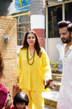 Kajol Photos: पीले कपड़े और गले में माला, ऐसे लुक में इशिता दत्ता के बेबी शावर में शामिल हुईं काजोल