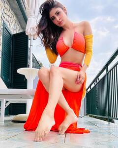 Mouni Roy ने कभी बालकनी में पति के साथ किया रोमांस तो कभी दिखाई पतली कमरिया, दिल संभालकर देखिए ये तस्वीरें