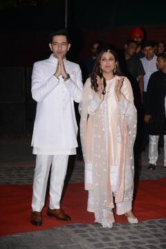 Parineeti Chopra सगाई के बाद Raghav Chadha का हाथ थामें आईं मीडिया के सामने, शर्माते हुए दिया पोज, देखें रोमांटिक तस्वीरें