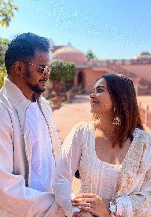 एका नेटकऱ्यानं 'द केरळ स्टोरी' चित्रपटाबाबत एक ट्वीट शेअर केले. या ट्वीटमध्ये त्यानं लिहिलं, 'माझ्या सहकाऱ्याची मैत्रीण निधी हिचे आंतरधर्मीय व्यक्तीसोबत संबंध होते. तिने तिच्या प्रियकराला द केरळ स्टोरी चित्रपट पाहण्यास सांगितला. त्याने चित्रपट पाहण्यास केवळ नकारच दिला नाही तर तिचा छळ केला आणि तिच्यावर इस्लामोफोबिक असल्याचा आरोप केला. ती घाबरली आणि तिने तिच्या बॉयफ्रेंडला विचारले की तो इतका रुड का आहे?  मुस्लिम व्यक्तीला डेटिंग करत असताना मी इस्लामोफोबिक कशी असू शकते? असा प्रश्न देखील तिनं  बॉयफ्रेंडला विचारला. तिच्या बॉयफ्रेंडने उत्तर दिले की जर ती इस्लामोफोबिक नसेल तर तिने इस्लाम धर्म स्वीकारावा आणि त्याच्याशी लग्न करावे. '