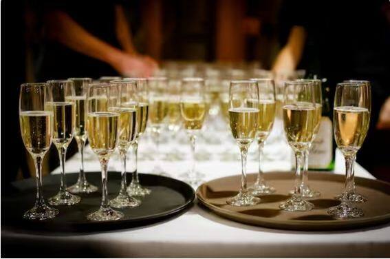 ਕਿਹਾ ਜਾਂਦਾ ਹੈ ਕਿ ਜੇ ਵਾਈਨ ਨਾਲ ਭਰਿਆ ਗਿਲਾਸ ਹੱਥ ਨਾਲ ਫੜਿਆ ਜਾਵੇ ਤਾਂ ਹੱਥ ਦੀ ਗਰਮੀ ਕਾਰਨ ਇਸ ਦਾ ਤਾਪਮਾਨ ਬਦਲ ਜਾਵੇਗਾ ਤੇ ਇਹ ਜਲਦੀ ਗਰਮ ਹੋ ਜਾਵੇਗਾ।