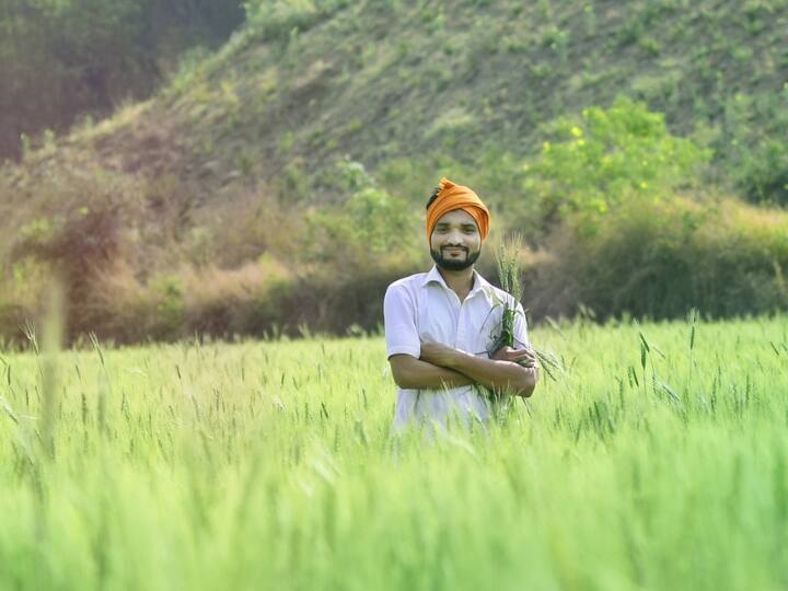 सरकार सिर्फ गरीब और निम्न वर्ग के लिए ही नहीं, बल्कि देश के हर व्यक्ति के लिए योजनाएं चलाती है. आपके लिए कौन सी स्कीम बेहतर होगी, यहां बताए गए तरीके से जानकारी कर सकते हैं.