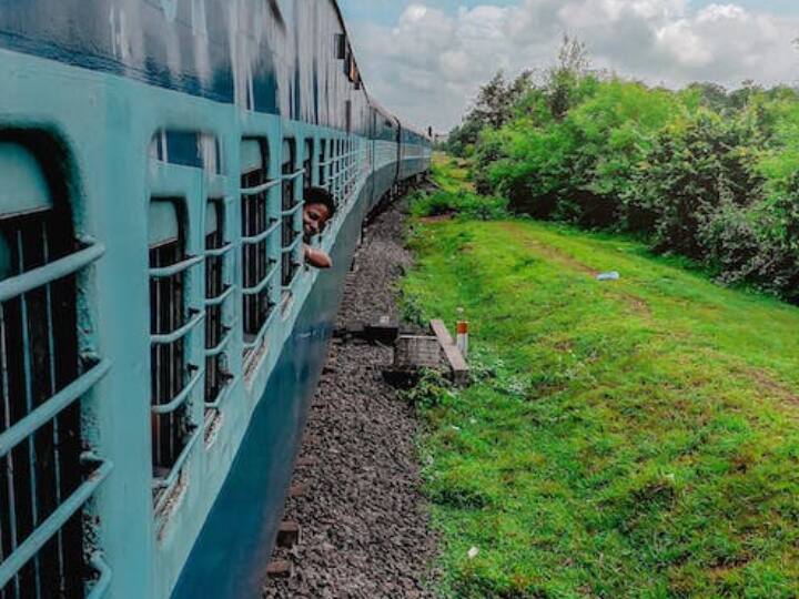 रिपोर्ट्स की मानें तो यहां के स्थानीय लोगों का कहना है कि दिन के समय यहां पर गुना से ग्वालियर ट्रेक पर यात्री ट्रेन चलाई जा सकती है, लेकिन कोई ध्यान ही नहीं दिया जा रहा.