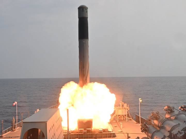 INS Mormugao: भारत की नवीनतम गाइडेड-मिसाइल डिस्ट्रॉयर आईएनएस मोरमुगाओ ने अपनी पहली ब्रह्मोस सुपरसोनिक क्रूज मिसाइल फायरिंग के दौरान 'बुल्स आई' को सफलतापूर्वक हिट किया.