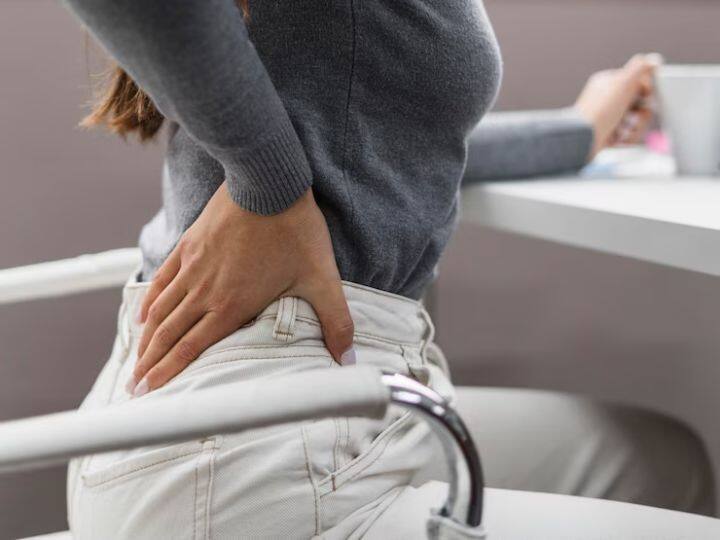 Back Pain Reasons These mistakes can cause back pain know how to protect yourself Back Pain: कमर में दर्द का कारण बन सकती हैं ये 4 गलतियां, जान लें कैसे करना है अपना बचाव?