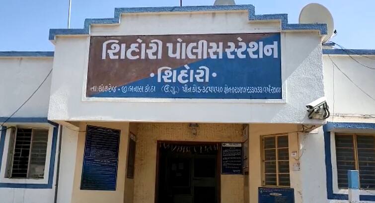 Banaskantha: Police arrested accused because of bogus documents for passing death insurance in Banaskantha kankrej Banaskantha: જીવતા વ્યક્તિના નામે પાસ કરાવાયો 2 લાખ રૂપિયાનો વીમો, બેન્કમાંથી ટપાલ મૃતકના નામે તેના ઘરે પહોંચી ને........