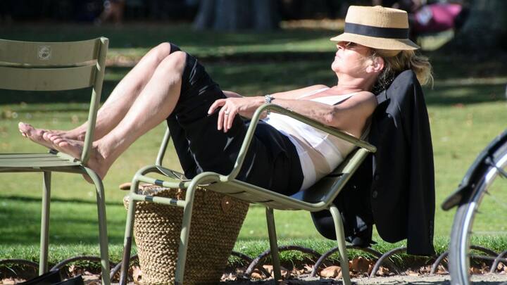 দিনের বেলা এই ঘুমন্তভাব কাটাতে কী করা যেতে পারে, তা নিয়ে কয়েকটি সহজ টিপস দিচ্ছেন বিশেষজ্ঞরা।