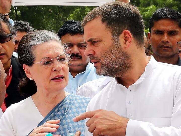 कांग्रेस के पूर्व अध्यक्ष राहुल गांधी ने रविवार (14 मई) को मदर्स डे के मौके पर अपनी मां सोनिया गांधी के साथ फोटो शेयर किया और हैप्पी मदर्स डे लिखा.