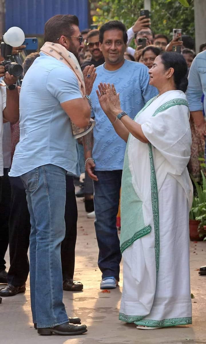 উল্লেখ্য, মার্চ মাসে সলমন খানকে গ্যাংস্টার গোল্ডি ব্রার নামে মেইলে প্রাণনাশের হুমকি দেওয়া হয়েছিল।সূত্রের খবর অনুযায়ী, পুলিশ এই ইমেল এবং গ্যাংস্টার লরেন্স বিষ্ণোই এবং গোল্ডি ব্রারের মধ্যে কোনও সংযোগের কথাও অস্বীকার করেছিল।