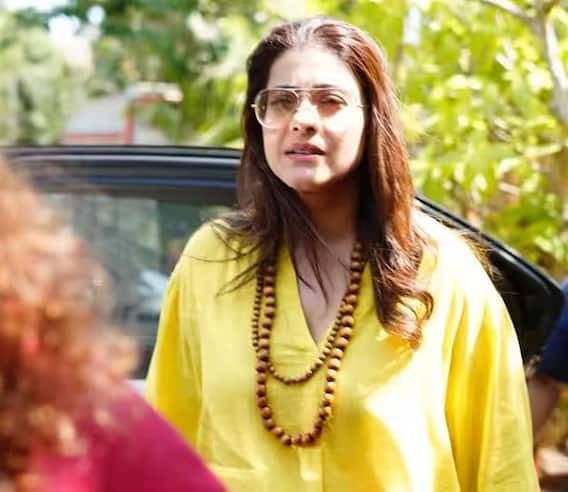 Kajol Photos: एक्ट्रेस काजोल ने सरेआम किसकी सैंडल उठाई? Kajol Photos: एक्ट्रेस काजोल ने सरेआम किसकी सैंडल उठाई?