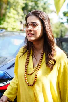 Kajol Photos: पीले कपड़े और गले में माला, ऐसे लुक में इशिता दत्ता के बेबी शावर में शामिल हुईं काजोल