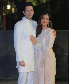 In PIcs: सगाई के दौरान खुद को रोक नहीं पाए राघव चड्ढा, सबके सामने परिणीति चोपड़ा संग किया लिप लॉक, देखिए तस्वीरें